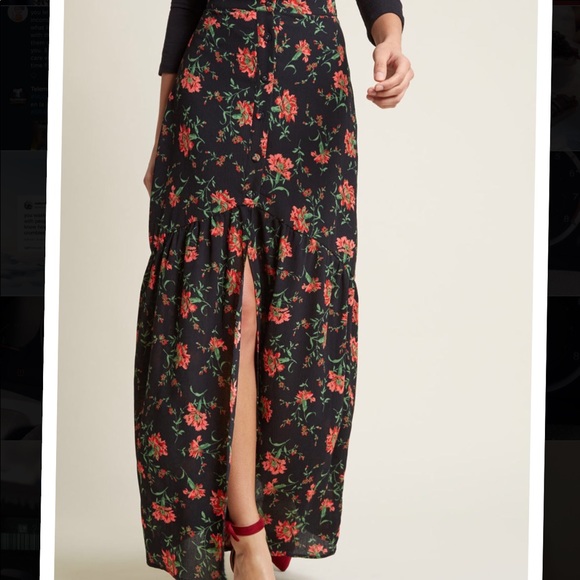 Emphasis on effortless buttoned maxi skirt - Picture 2 of 2